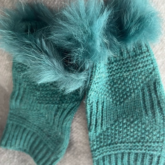 SHIRALEAH CHICAGO green Faye fingerless fur gloves NWT - Picture 2 of 3